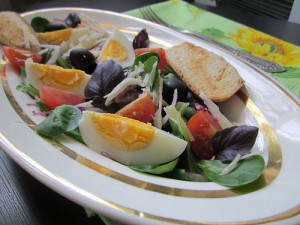 Салат с яйцом и помидорами